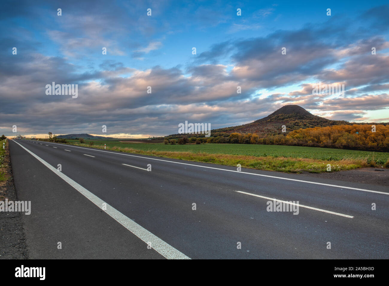 Sulla strada vuota nella Boemia centrale Highlands, Repubblica Ceca. Boemia centrale Uplands è una catena montuosa situata nella Boemia settentrionale. La gamma Foto Stock