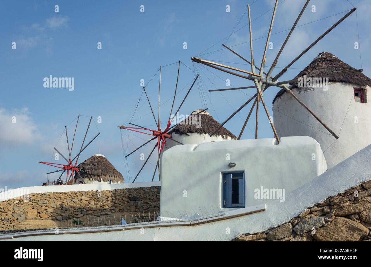 Landmark mulini a vento della Grecia vicino a little venice mykonos incandescente nella luce del sole Foto Stock