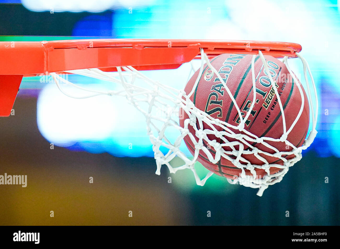 Ilshofen, Germania. Xix oct, 2019. Basket: Bundesliga, Hakro Merlini Crailsheim - BG Göttingen, girone principale, quarta giornata, nell'Arena Hohenlohe. Una sfera è gettato nel cestino. Credito: Uwe Anspach/dpa/Alamy Live News Foto Stock