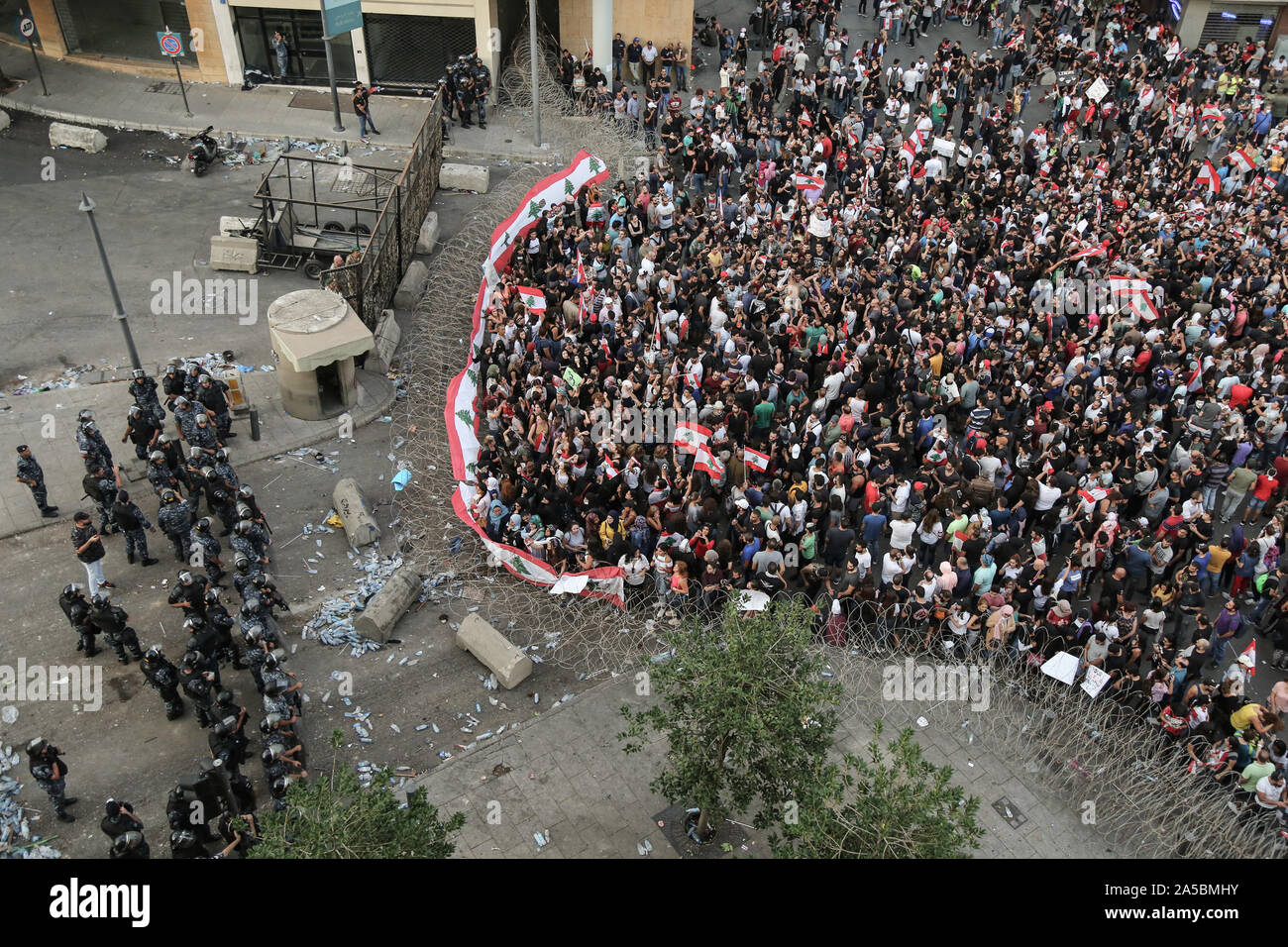 Beirut, Libano. Xix oct, 2019. Libanese poliziotti antisommossa faccia i manifestanti che si ritrovano nel centro di Beirut. Per il terzo giorno dritto molte strade che portano alla capitale libanese sono ancora tagliato e dimostranti stanno prendendo le strade per protestare contro la situazione economica e chiede al governo di dimettersi. Credito: Marwan Naamani/dpa/Alamy Live News Foto Stock