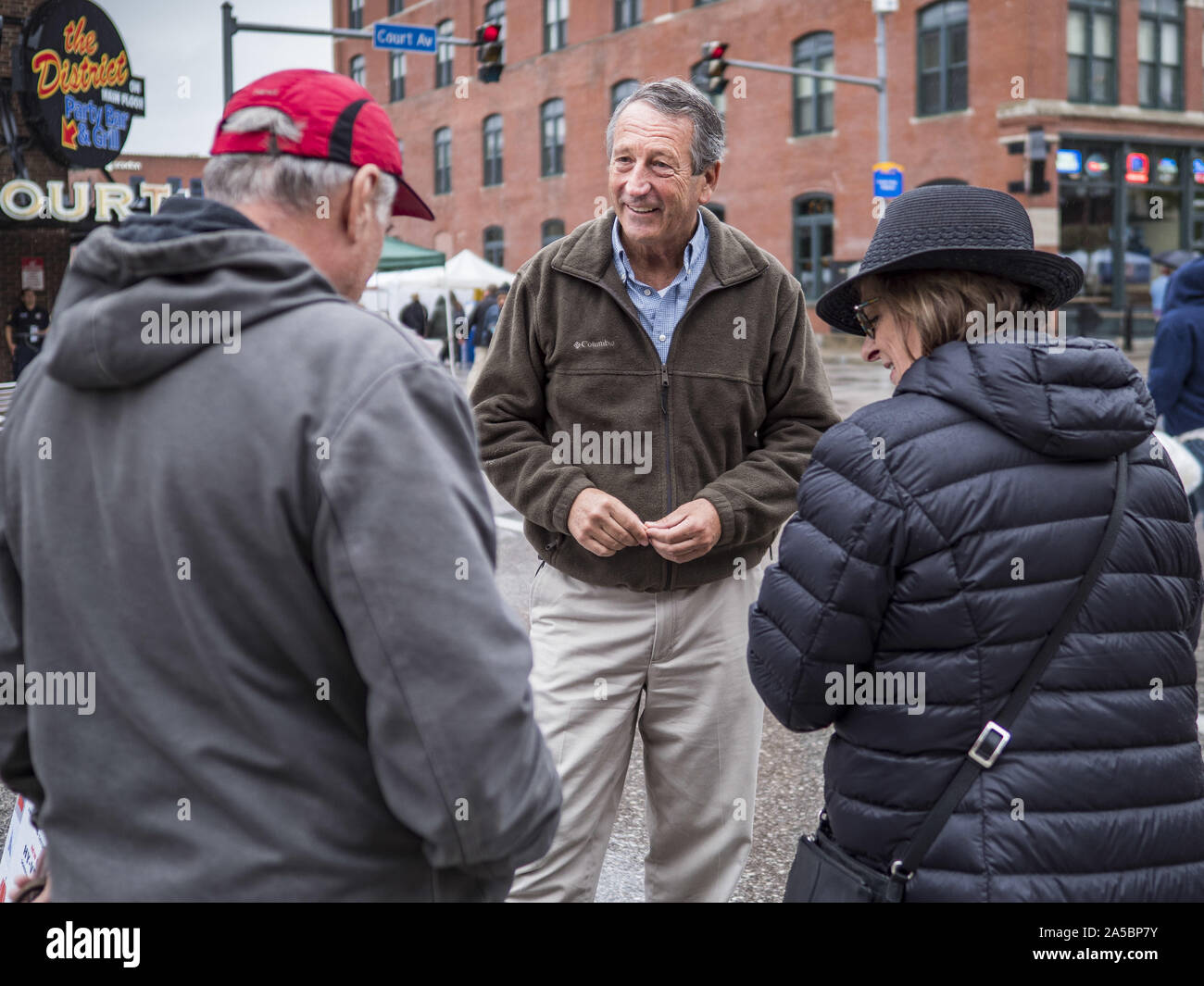 Des Moines, Iowa, USA. Xix oct, 2019. MARK SANFORD (R-SC) parla ai visitatori del Des Moines mercato degli agricoltori nel corso di una campagna per visitare il mercato del sabato. Sanford, un ex governatore repubblicano e membro del Congresso del Sud Carolina, è impegnativo il Presidente uscente Donald Trump per la nomina repubblicana per la presidenza USA. Iowa ospita il primo evento del presidenziale del ciclo di selezione. L'Iowa Caucaso sono programmate per il mese di Febbraio 3, 2020. Credit: Jack Kurtz/ZUMA filo/Alamy Live News Foto Stock