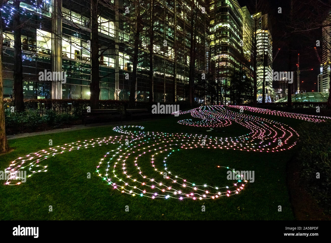 Stringhe colorate di luci al Giubileo Park. Invernale annuale festival delle luci a Canary Wharf London Inghilterra England Foto Stock