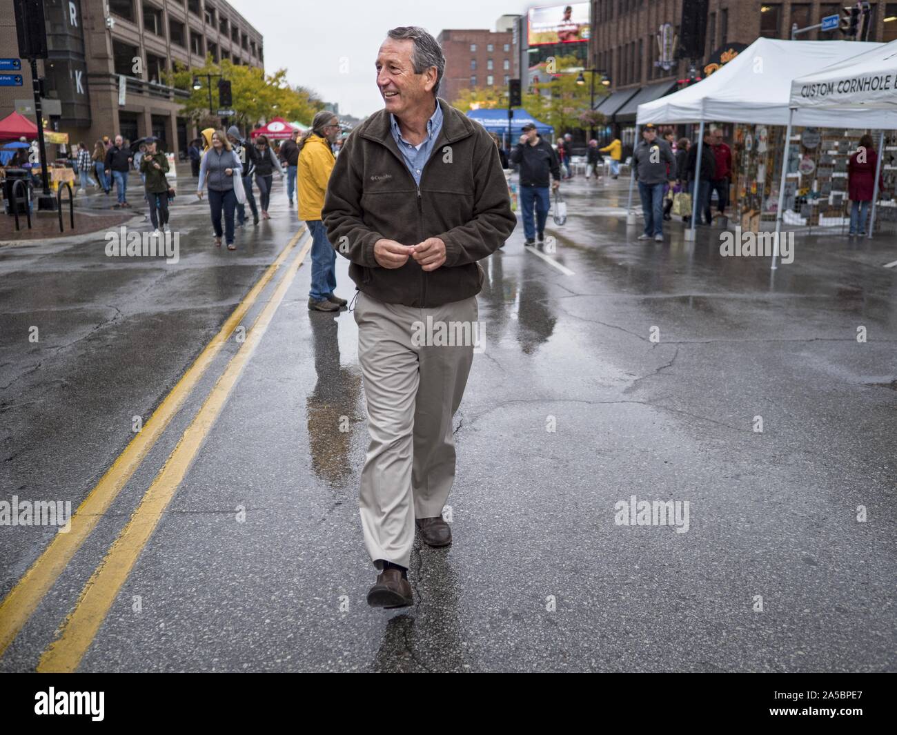 Des Moines, Iowa, USA. Xix oct, 2019. MARK SANFORD (R-SC) passeggiate attraverso il Des Moines mercato degli agricoltori nel corso di una campagna per visitare il mercato del sabato. Sanford, un ex governatore repubblicano e membro del Congresso del Sud Carolina, è impegnativo il Presidente uscente Donald Trump per la nomina repubblicana per la presidenza USA. Iowa ospita il primo evento del presidenziale del ciclo di selezione. L'Iowa Caucaso sono programmate per il mese di Febbraio 3, 2020. Credit: Jack Kurtz/ZUMA filo/Alamy Live News Foto Stock