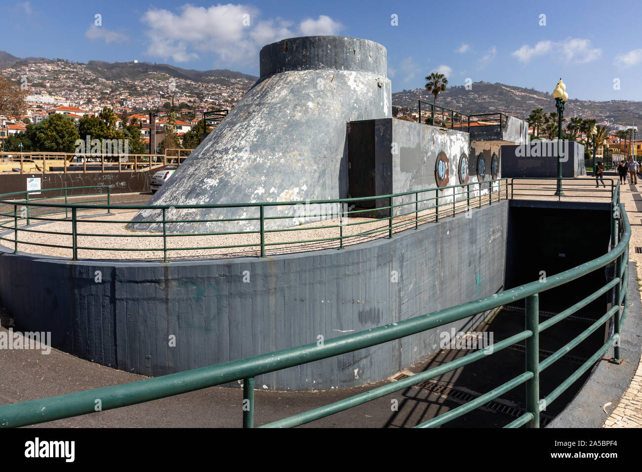 Ingresso del parco auto vicino a Funchal stazione della funivia, l'isola di Madeira, Portogallo. Conformata come battello o nave Foto Stock