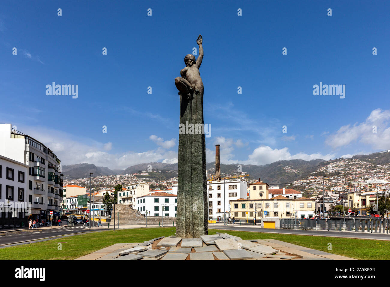 Statua scolpita in bronzo e placche in calcestruzzo, Praça da Autonomia in Funchal Madeira per commemorare la concessione di autonomia per l'isola nel 1976 Foto Stock