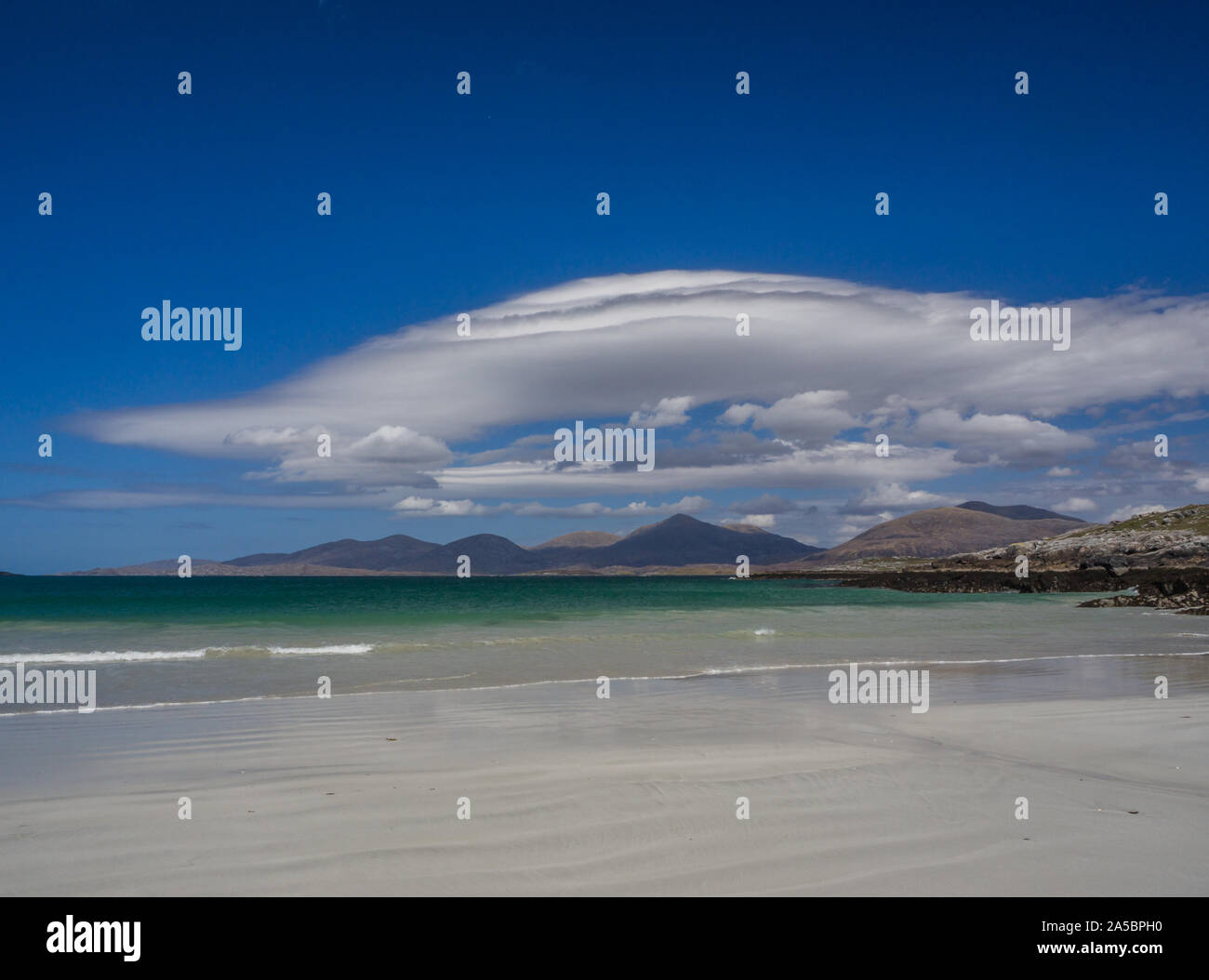 Luskentire beach, Isle of Harris con Taransay e colline in background, Scozia UK, 2018 nube lenticolare e la sabbia bianca Foto Stock