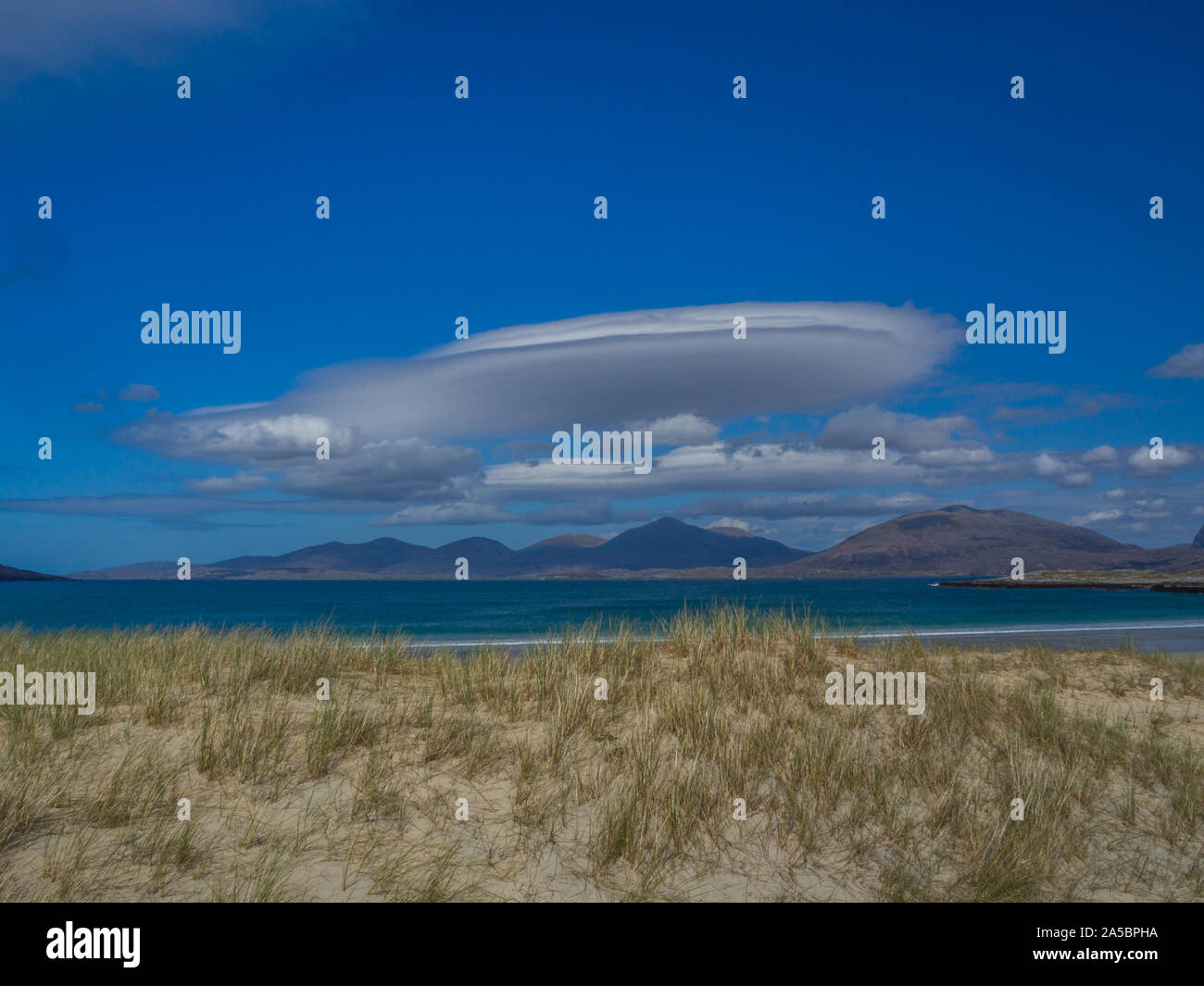 Luskentire beach, Isle of Harris con Taransay e colline in background, Scozia UK, 2018 nube lenticolare e la sabbia bianca Foto Stock