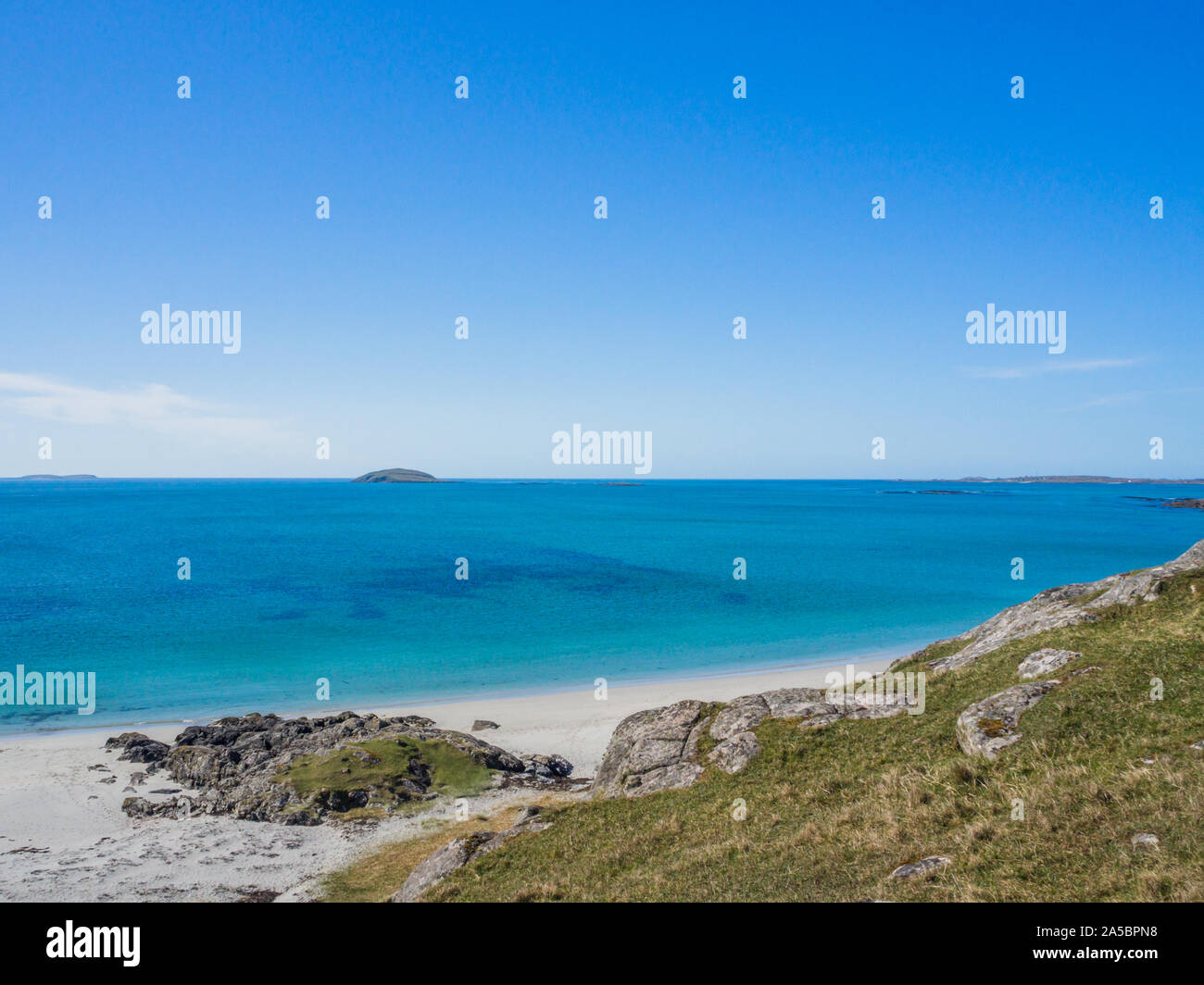 Prince's Beach, Isola di Eriskay, Ebridi Esterne, Scotland, Regno Unito 2019 con l'azzurro del cielo e del mare turchese Foto Stock