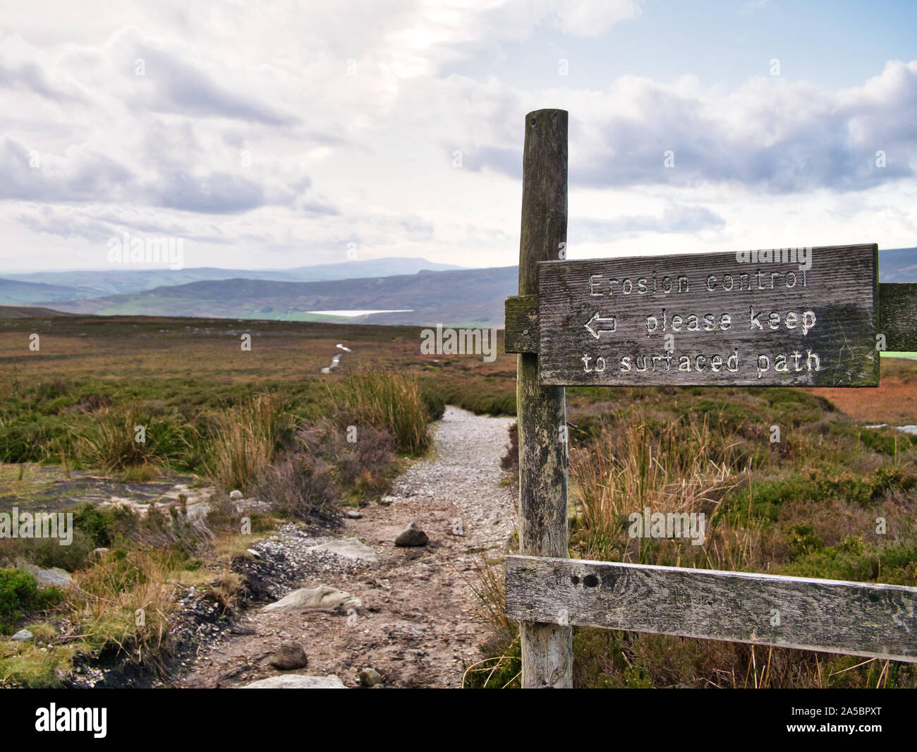 A spiovente in legno, controllo di erosione segno indicante una deviazione per il sentiero su Barden Moor vicino a Simon la sede nel Yorkshire Dales, England, Regno Unito Foto Stock