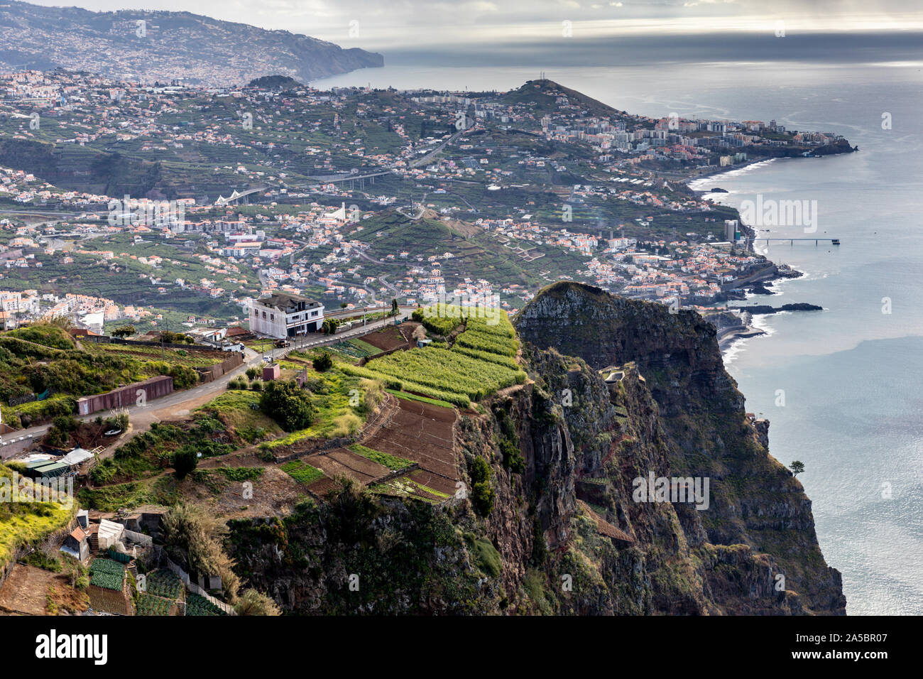 Vista spettacolare dal Cabo Girão Skywalk, un vetro observation deck a 580 metri sopra il livello del mare, verso Funchal, Madeira, Portogallo. Foto Stock