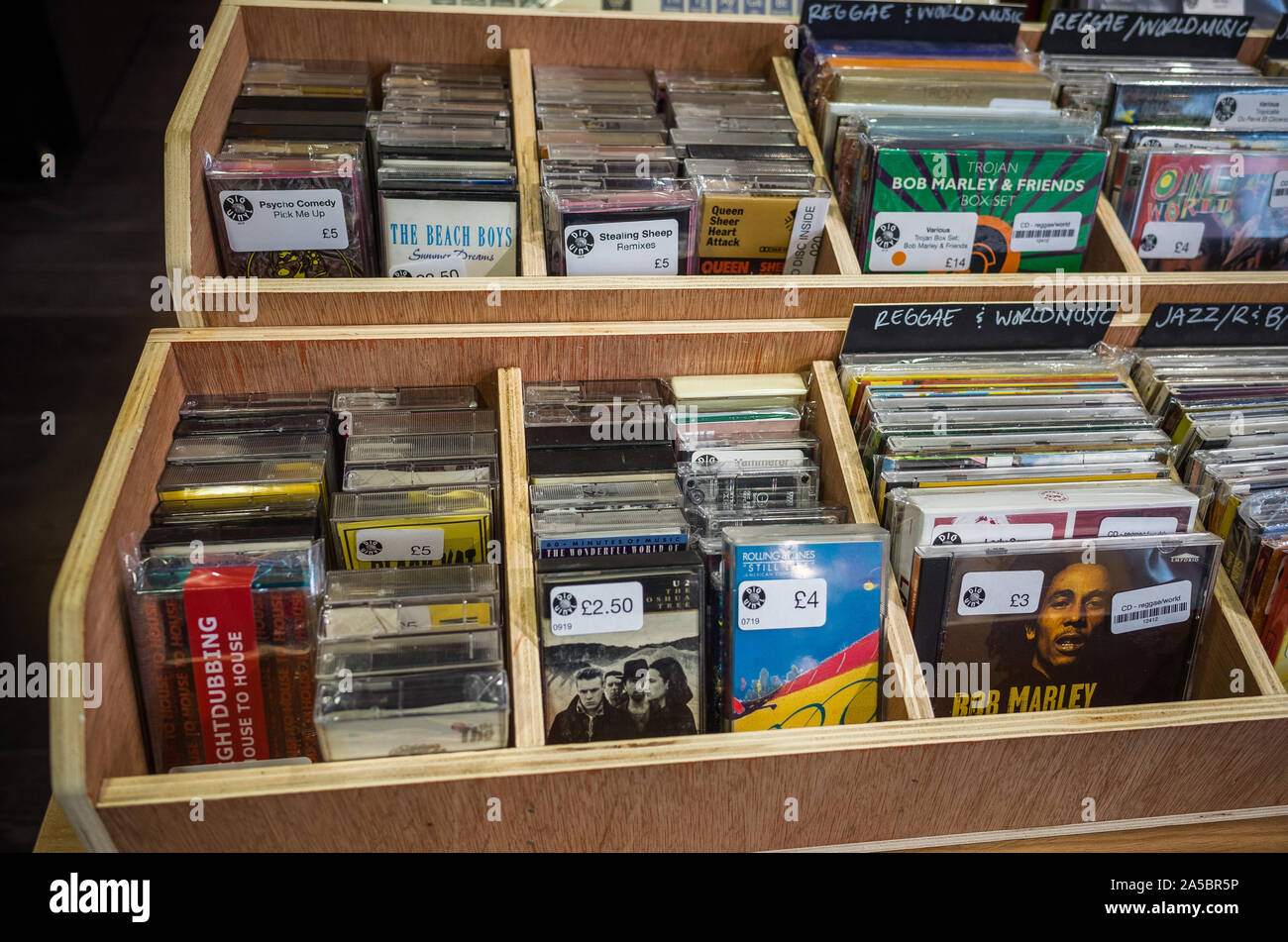 Liverpool, Merseyside, Regno Unito - 17 Ottobre 2019: Interno del 'DIG vinil' musica negozio di vendita di cassette e cd in Liverpool, UK. Foto Stock