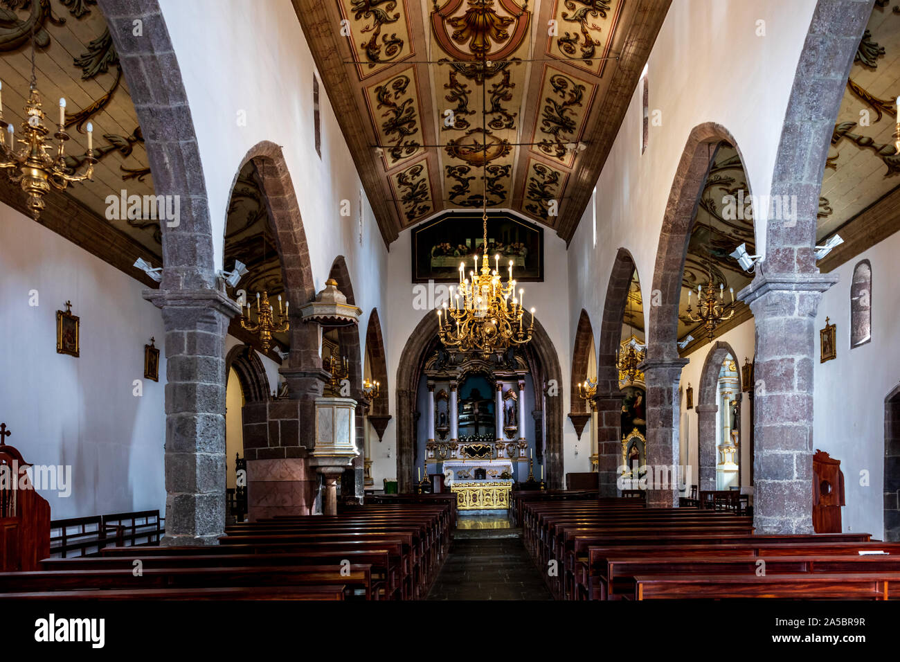 Interno del Sao Salvador chiesa Igreja de Sao Salvador, a Santa Cruz sull'isola portoghese di Madeira Foto Stock