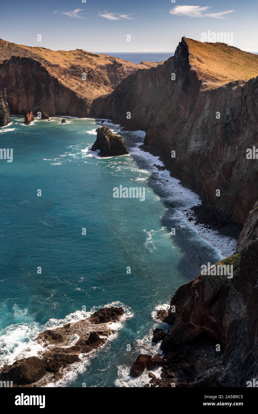 Vista da Ponta do Rosto, un famoso belvedere offre vedute della frastagliata linea costiera & offshore formazioni di roccia alla punta orientale di Madeira Foto Stock