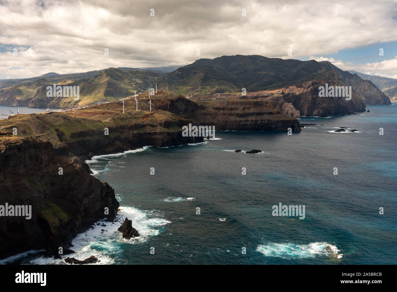 Vista da Ponta do Rosto, un famoso belvedere offre vedute della frastagliata linea costiera & offshore formazioni di roccia alla punta orientale di Madeira Foto Stock