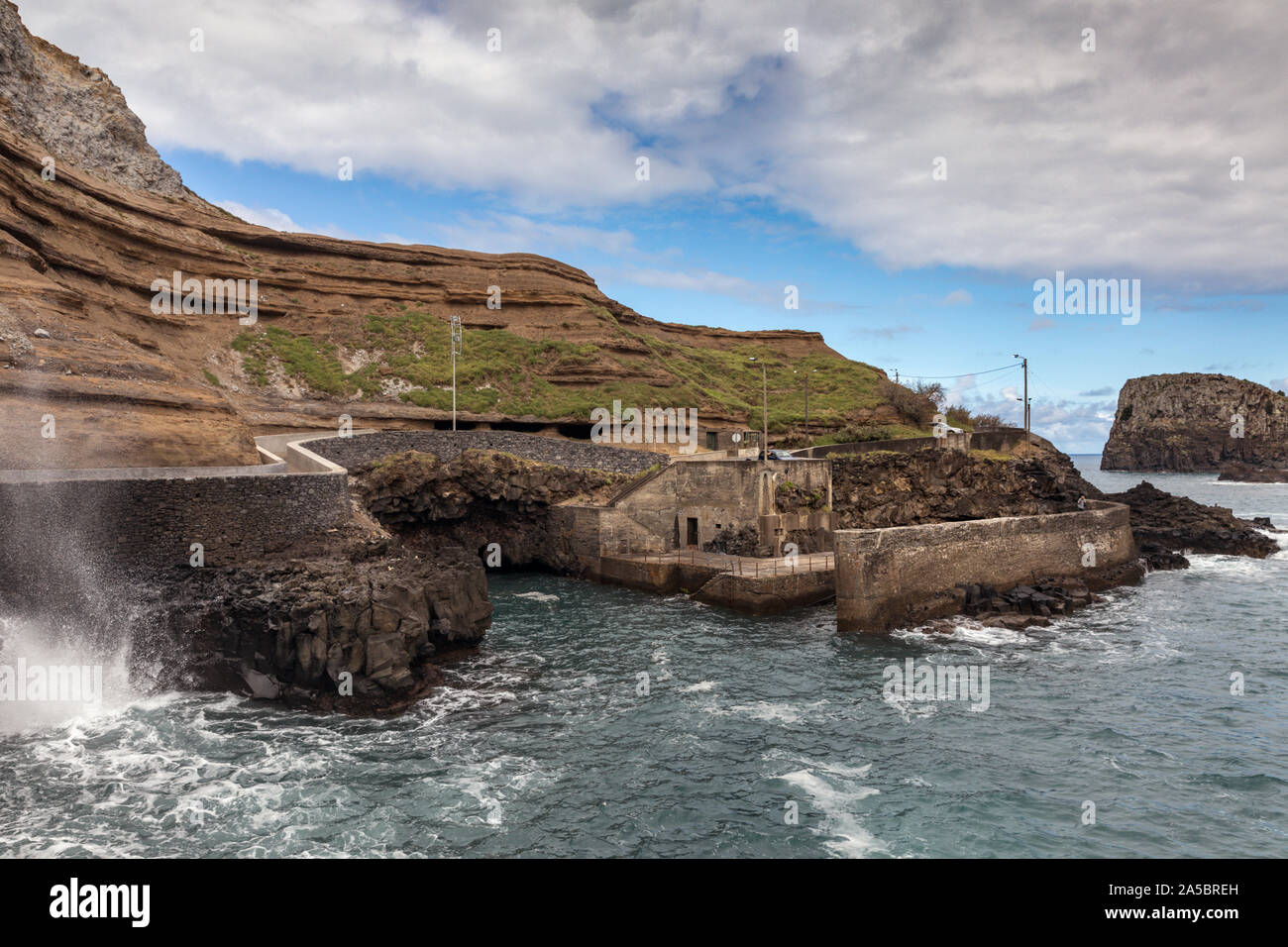 Il porto e la difesa del mare a Porto da Cruz, Madeira, Portogallo Foto Stock
