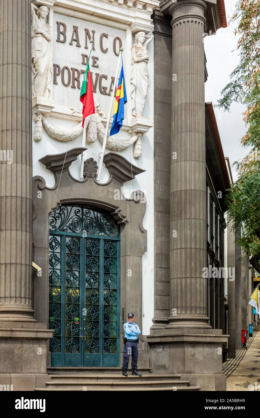 Una guardia di sicurezza in piedi nella parte anteriore del Banco de Portugal, Funchal, Madeira Foto Stock