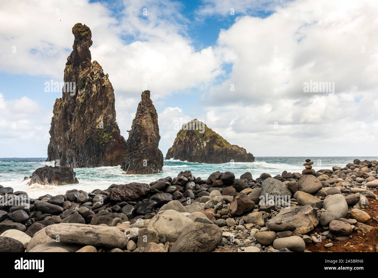 Il mare in tempesta e rocce presso la spiaggia di ciottoli e formazioni di roccia vulcanica a Ilheus da nervatura, Ribeira da Janela, Madeira, Portogallo Foto Stock