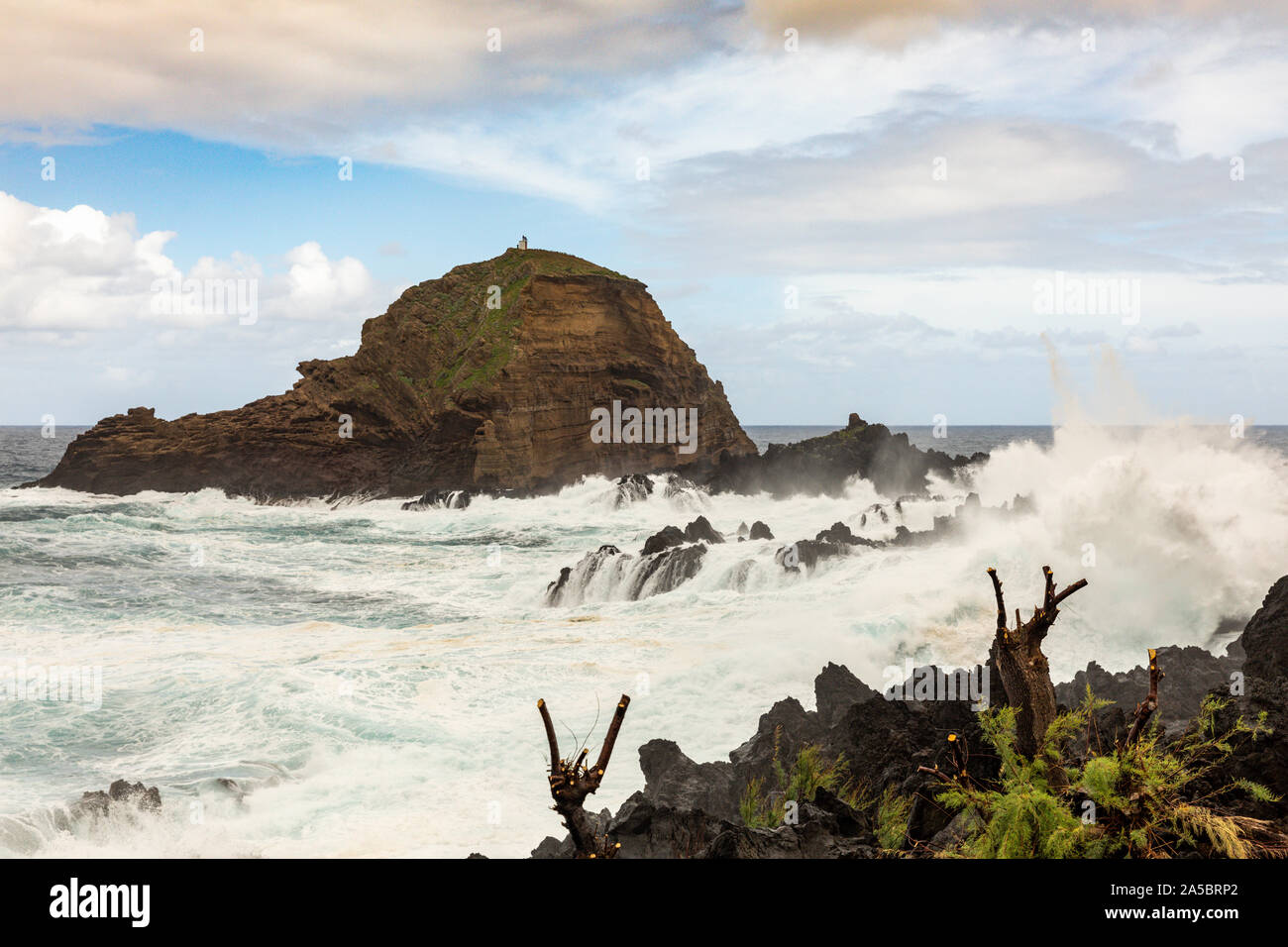 Onde infrangersi sulla roccia all'aperto oceano Atlantico acqua di mare piscine naturali di Porto Moniz, Madeira, Portogallo Foto Stock