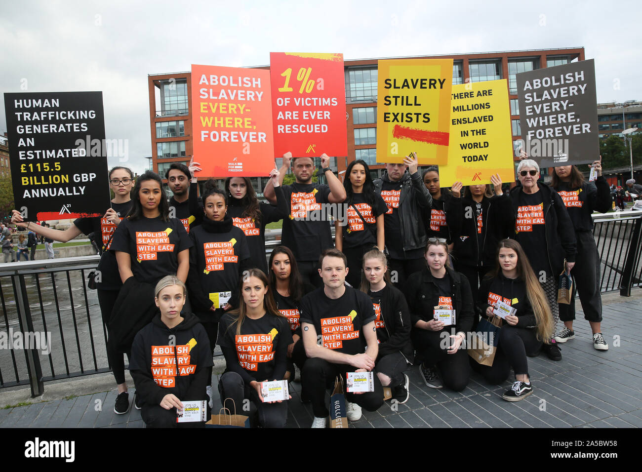 Manchester, Regno Unito.19 Ottobre, 2019. Globale di lotta contro il traffico di una organizzazione21 tenere il loro sesto convegno annuale a piedi per la libertà che chiede di porre fine alla schiavitù moderna. Piccadilly Gardens, Manchester, Lancashire, Regno Unito. Credito: Barbara Cook/Alamy Live News Foto Stock