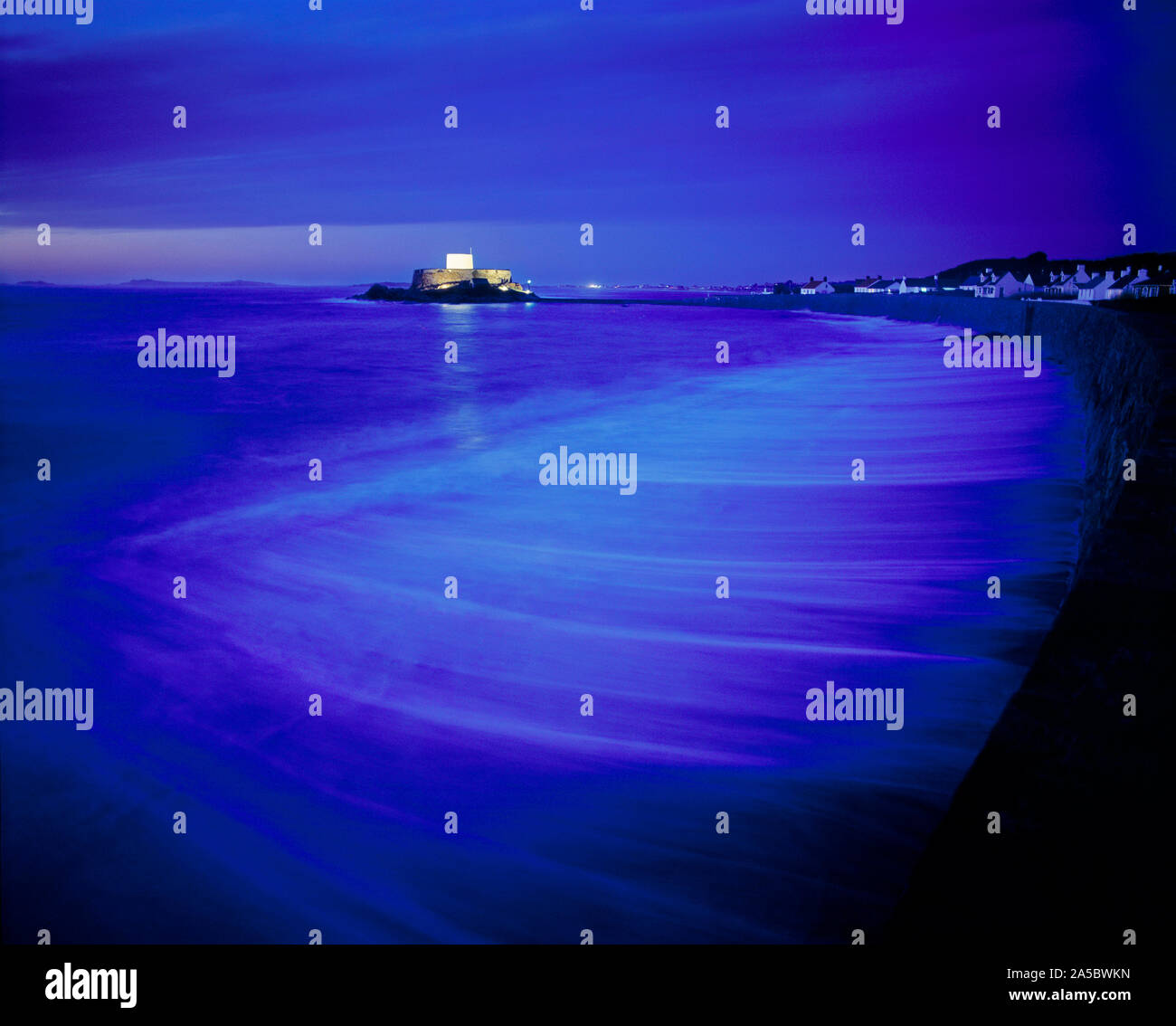 Isole del Canale. Guernsey. Rocquaine Bay con Fort Grey illuminata di notte. Foto Stock