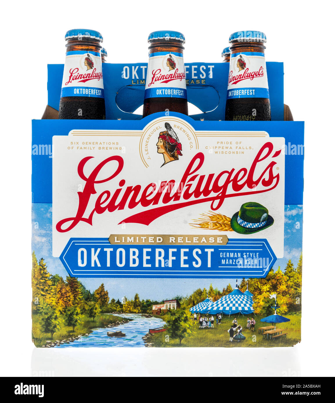 Winneconne, WI - 21 Settembre 2019: Un six pack di Leinenkugels birra Oktoberfest isolato su un background. Foto Stock