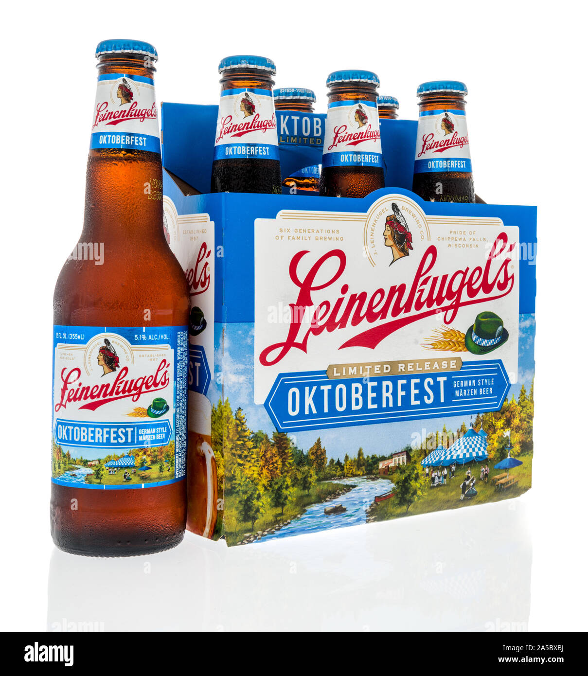Winneconne, WI - 21 Settembre 2019: Un six pack di Leinenkugels birra Oktoberfest isolato su un background. Foto Stock
