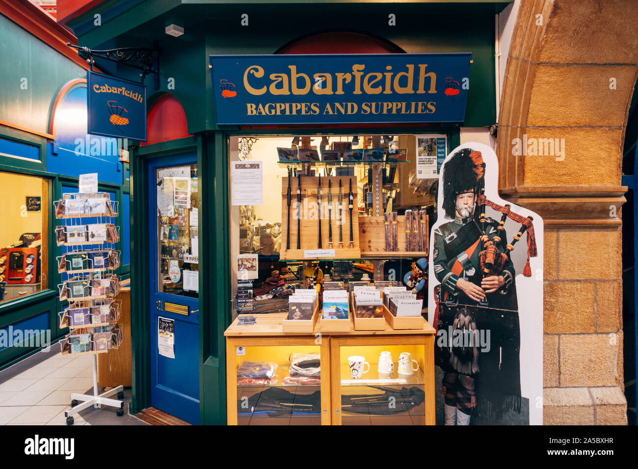 La finestra di Cabarfeidh cornamuse e negozio di forniture nel mercato Vittoriano, Inverness, Scotland Foto Stock