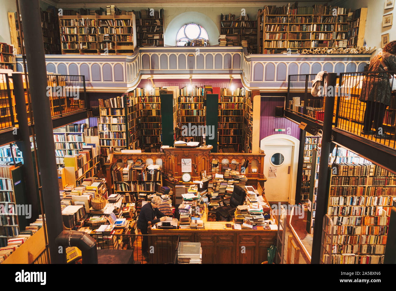 All'interno di Leakey's Bookshop, dotate di un enorme collezione di libri di seconda mano, esteso su due piani a Inverness, Scotland Foto Stock