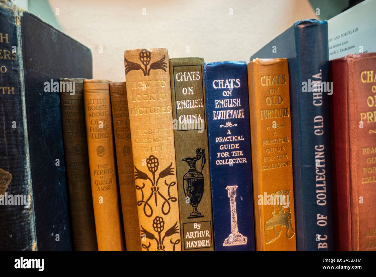 'Come guardare le foto', 'Chat in inglese " di terracotta e di altri titoli di libri, sul ripiano a Leakey's Bookshop, Inverness, Scotland Foto Stock