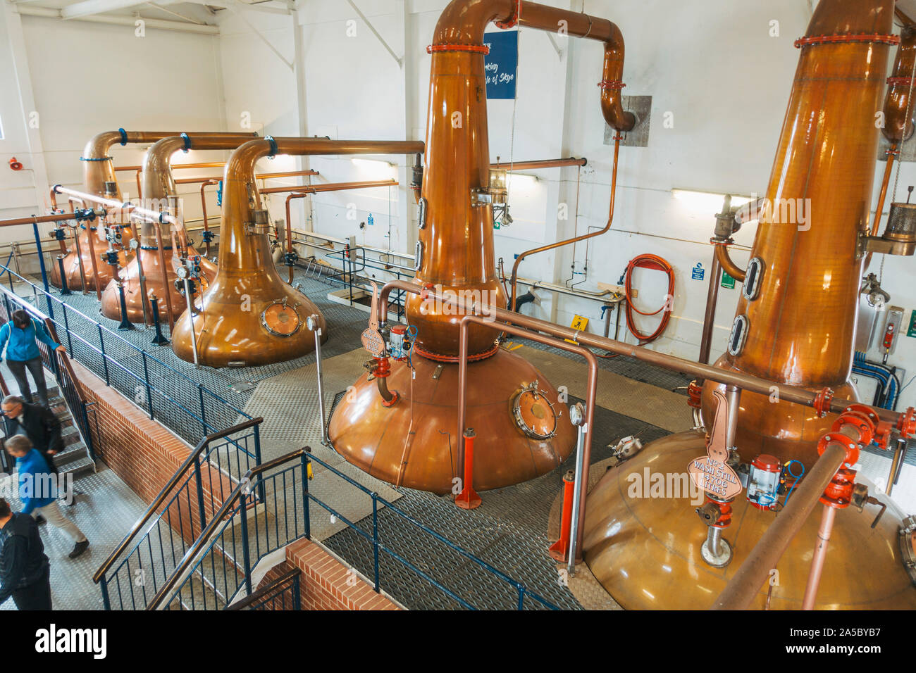 Alambicchi di rame all'interno del Talisker Scotch whisky distillery sull'Isola di Skye in Scozia Foto Stock
