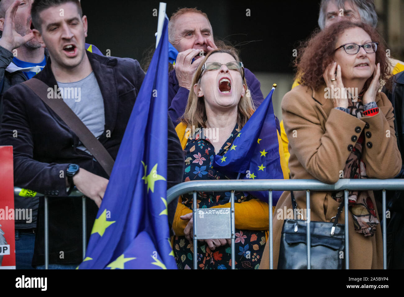 Londra, UK, 19 ott 2019. I manifestanti gridare al di fuori del Parlamento. Il "voto popolare marzo " termina il suo percorso attraverso il centro di Londra in piazza del Parlamento, come centinaia di migliaia di protesta per un finale di dire in Brexit trattativa. Foto Stock