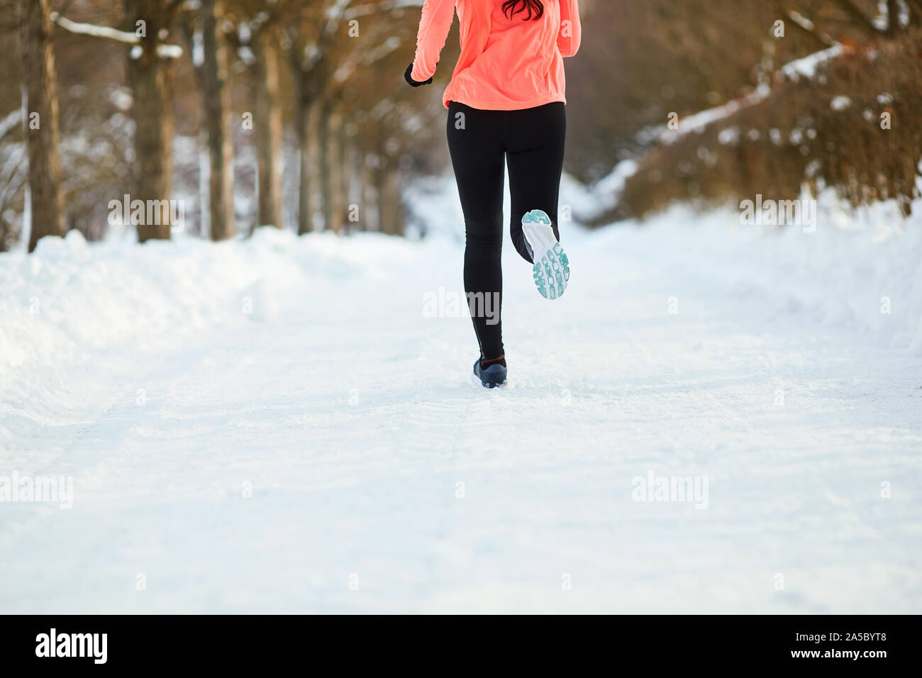 Primo piano della ragazza del runner in piedi il parco in inverno Foto Stock