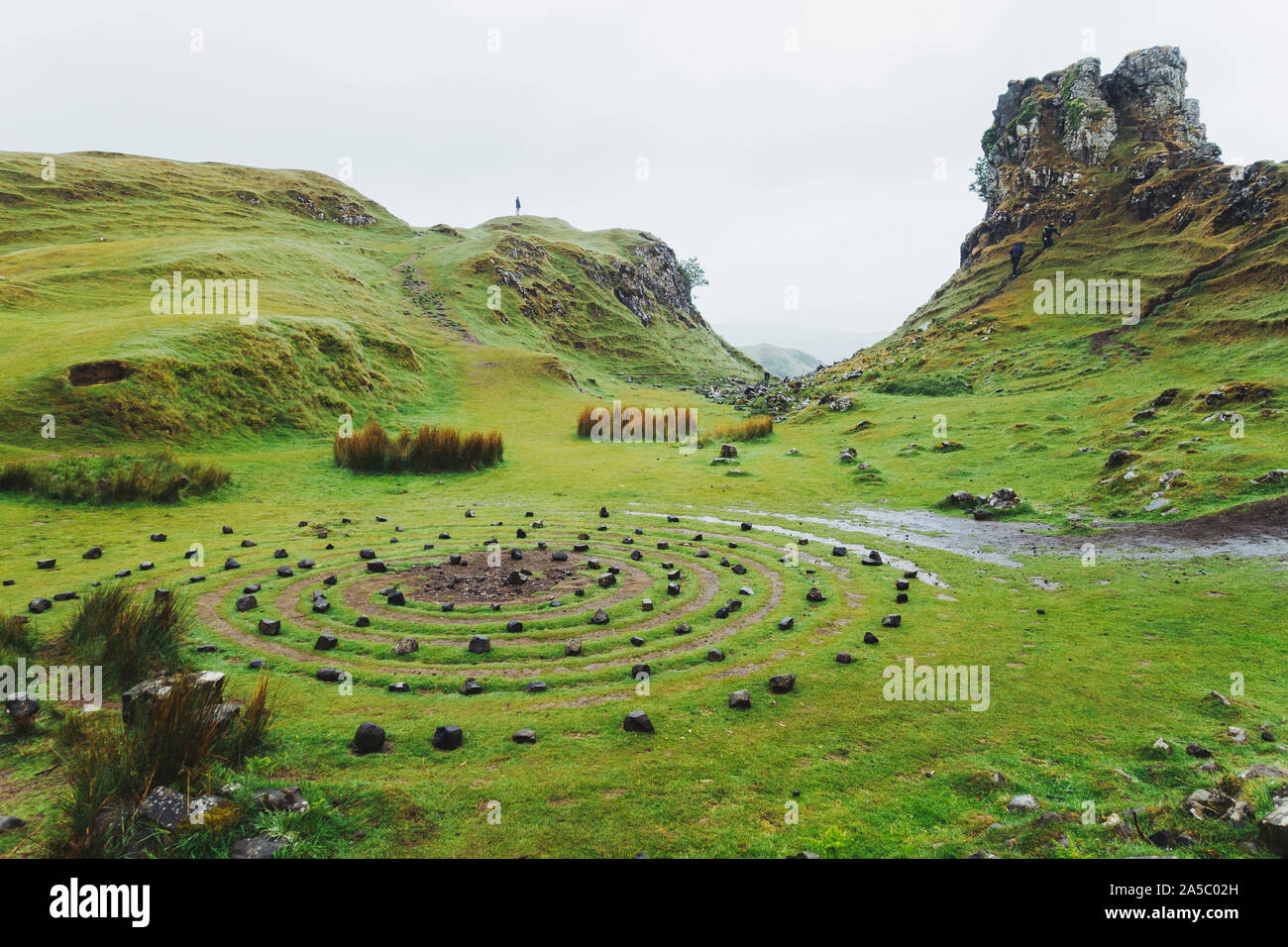 I cerchi concentrici di pietre in erba incantevoli colline coperte di Fairy Glen, Isola di Skye in Scozia Foto Stock
