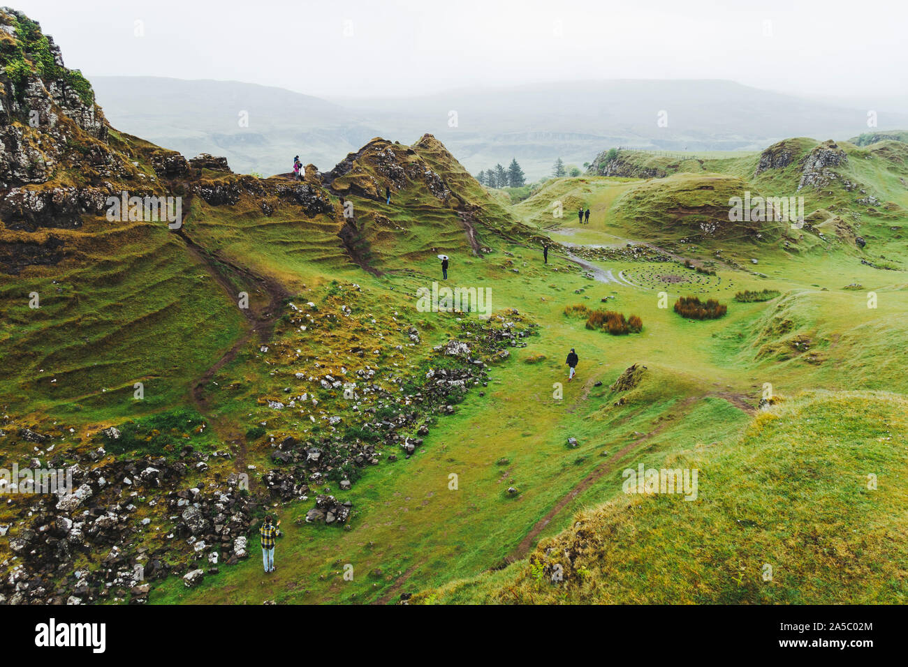 La laminazione erba-colline coperte di incantevoli Fairy Glen, Isola di Skye in Scozia Foto Stock