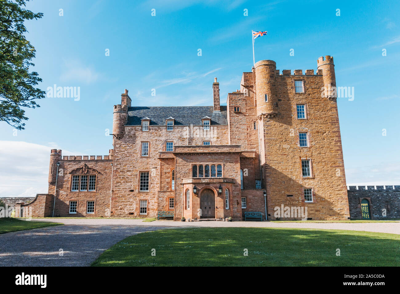Raggi di sole del pomeriggio ha colpito il Castello di Mey, splendidamente restaurato castello vicino a Thurso nel nord della Scozia, Gran Bretagna Foto Stock