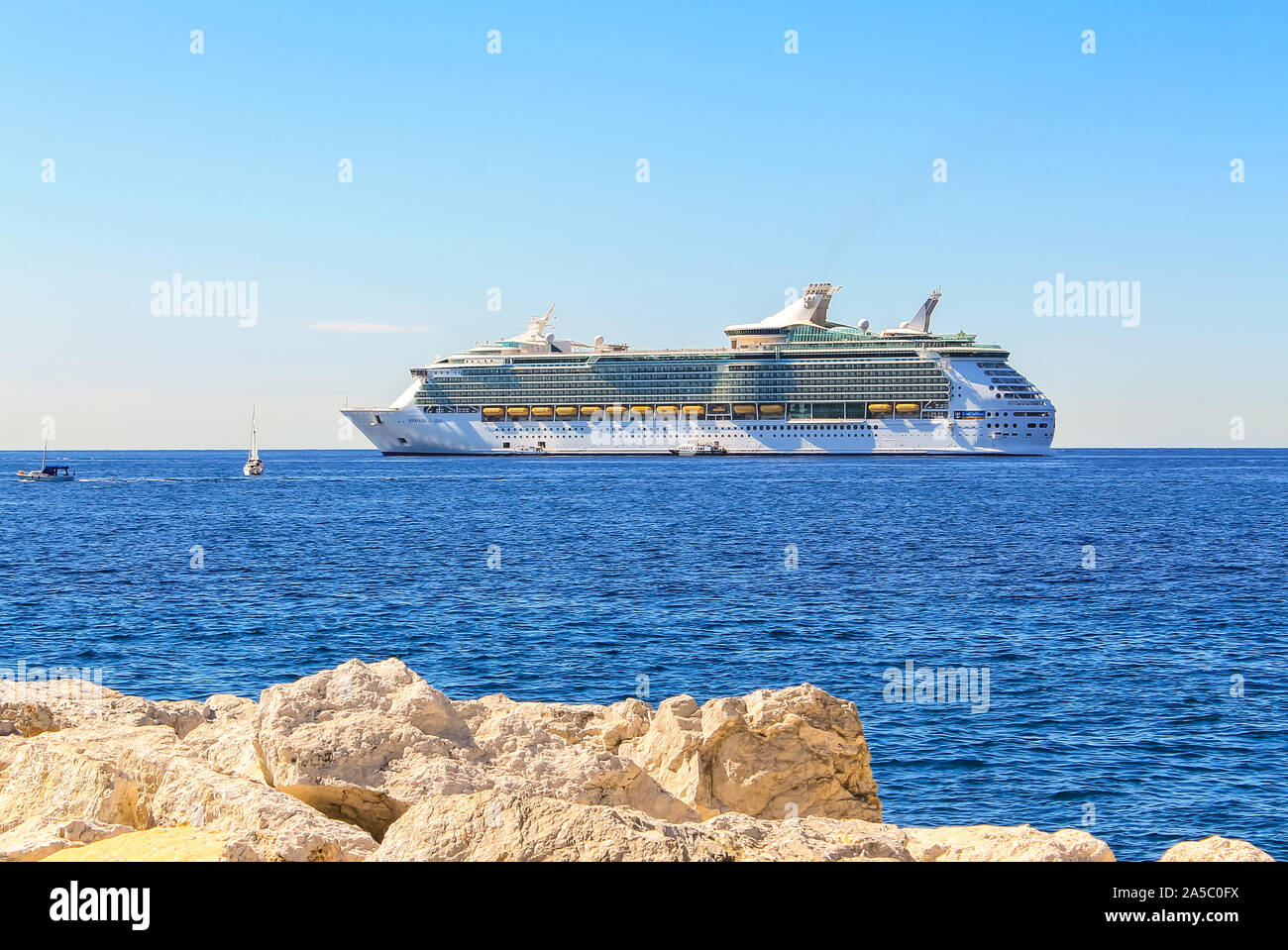 Royal Caribbean Cruise Lines nave Mariner dei mari ancorata al di fuori di Cannes, Francia litorale Foto Stock