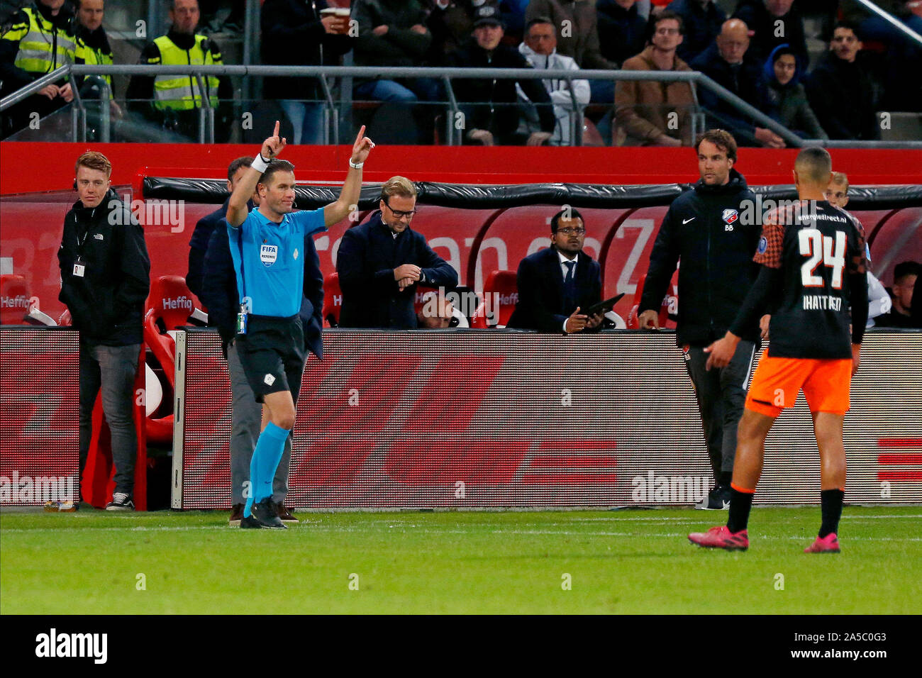 Utrecht, Paesi Bassi. Xix oct, 2019. UTRECHT, Stadion Galgenwaard, 19-10-2019, olandese Eredivisie stagione 2019/2020. Utrecht - PSV. arbitro Danny Makkelie arbitro Danny Makkelie controllo sul campo monitor review raccomandato dal video assistente arbitro (VAR) Jochem KAMPHUIS durante il gioco Utrecht - PSV. Credito: Pro scatti/Alamy Live News Foto Stock