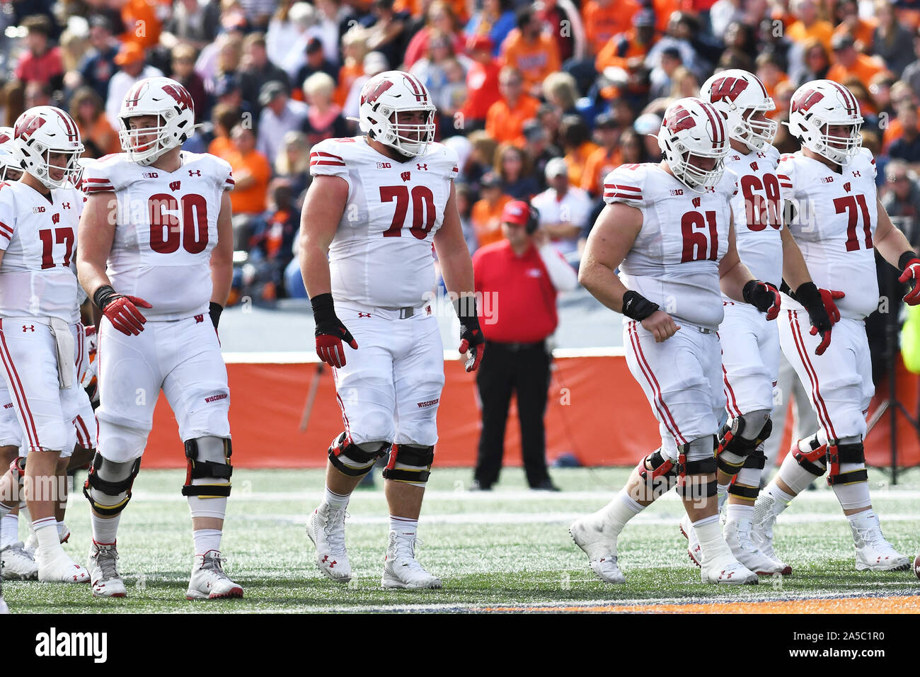 Champagne, Illinois, Stati Uniti d'America. Xix oct, 2019. Wisconsin linea offensiva in avvicinamento alla linea di scrimmage durante il NCAA Big Ten conference partita di calcio tra la Illinois vs Wisconsin presso il Memorial Stadium di champagne, Illinois. Dean Reid/CSM/Alamy Live News Foto Stock