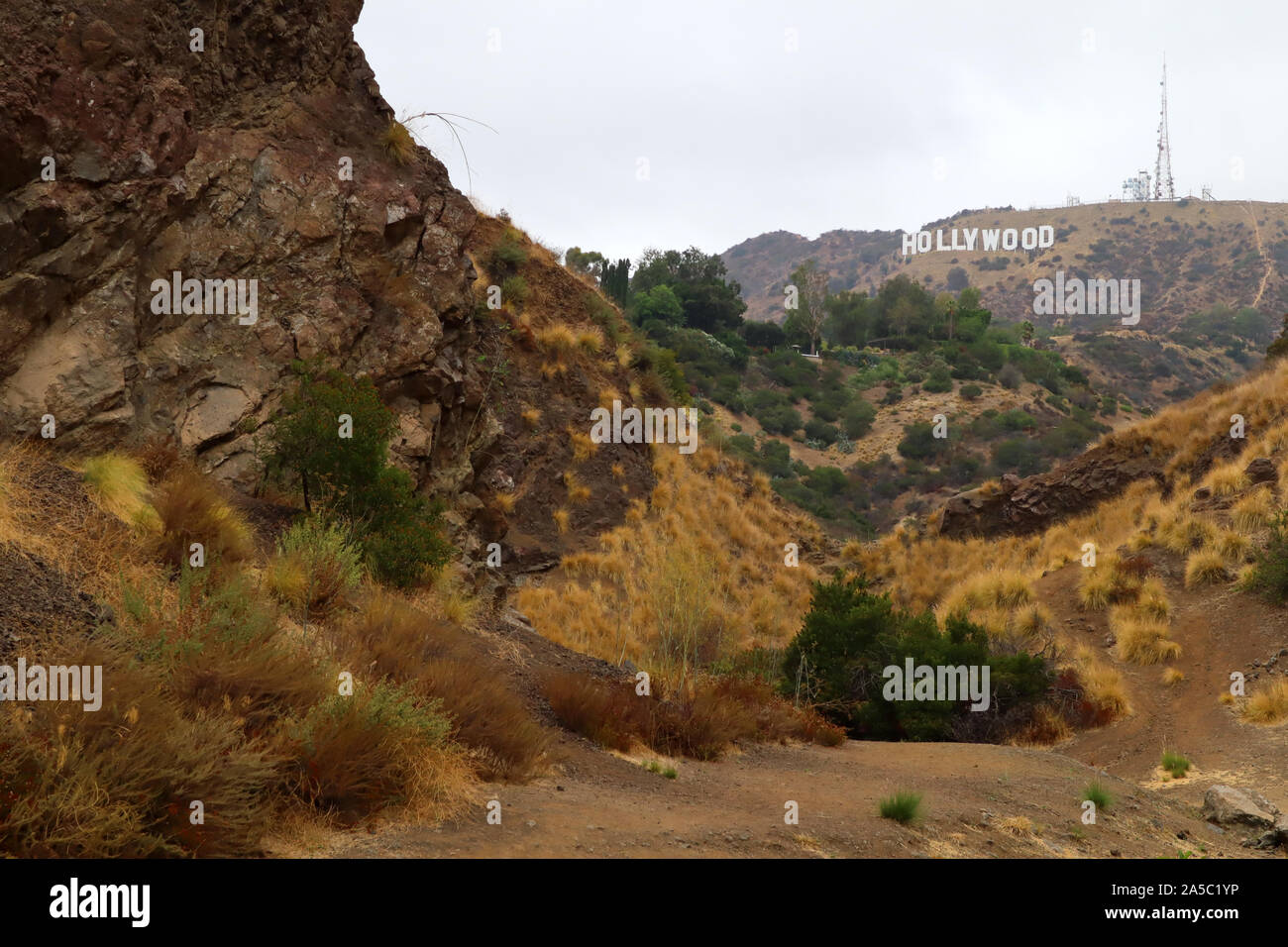 Los Angeles, California: Bronson Canyon/Grotte, e Hollywood Sign vista. La sezione di Griffith Park, location per molti film e programmi TV Foto Stock