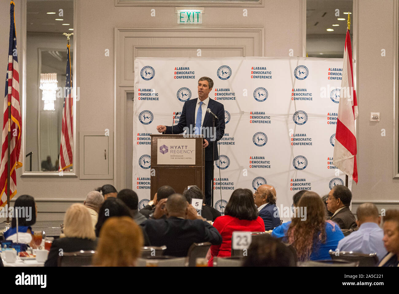 Birmingham, Alabama, Stati Uniti d'America. Xix oct, 2019. Birmingham, Alabama - ex membro del Congresso del Texas e Democractic candidato presidenziale BETO O'Rourke ha visitato Alabama come oratore principale per una intera folla in Alabama democratica della conferenza semestrale del Convention di Birmingham, Alabama, il 19 ottobre 2019 all'Hyatt-Regency Wynfrey Hotel all'Riverchase Galleria Mall in Hoover, Alabama. Credito: Jeremy Raines/ZUMA filo/Alamy Live News Foto Stock