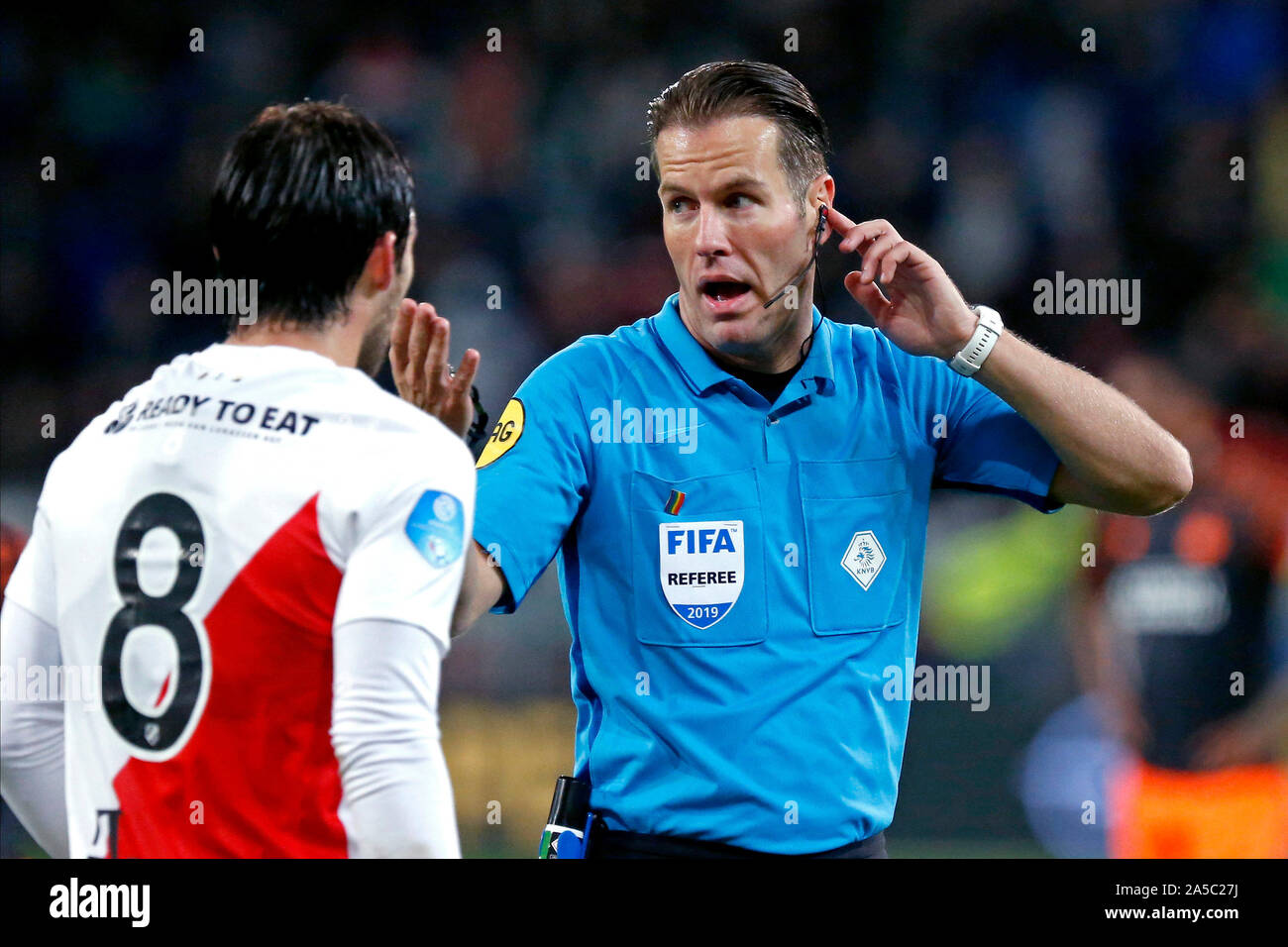 Utrecht, Paesi Bassi. Xix oct, 2019. UTRECHT, Stadion Galgenwaard, 19-10-2019, olandese Eredivisie stagione 2019/2020. Utrecht - PSV. arbitro Danny Makkelie controllo sul campo monitor review raccomandato dal video assistente arbitro (VAR) Jochem KAMPHUIS durante il gioco Utrecht - PSV. Credito: Pro scatti/Alamy Live News Foto Stock