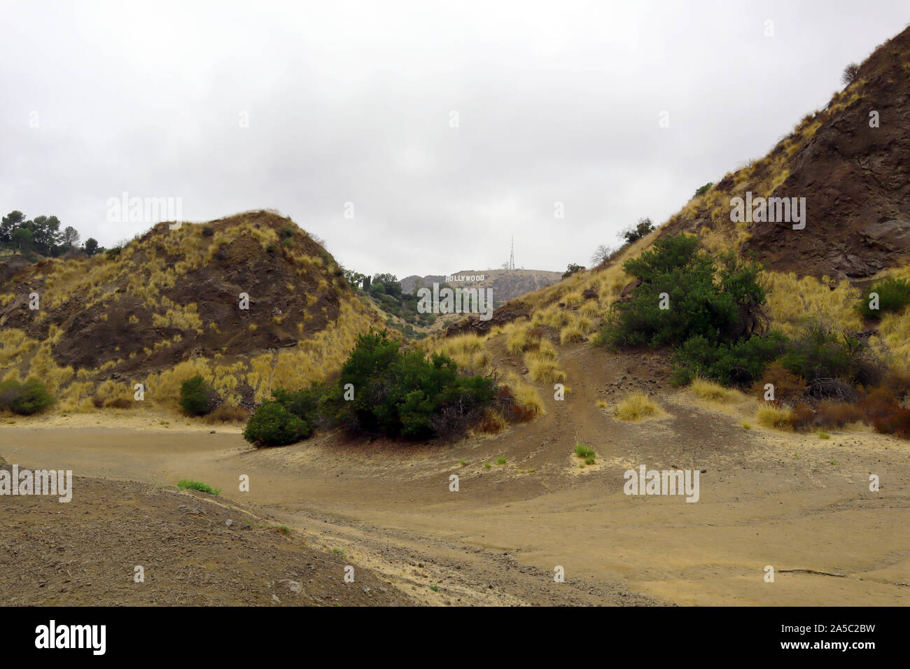 Los Angeles, California: Bronson Canyon/Grotte, e Hollywood Sign vista. La sezione di Griffith Park, location per molti film e programmi TV Foto Stock