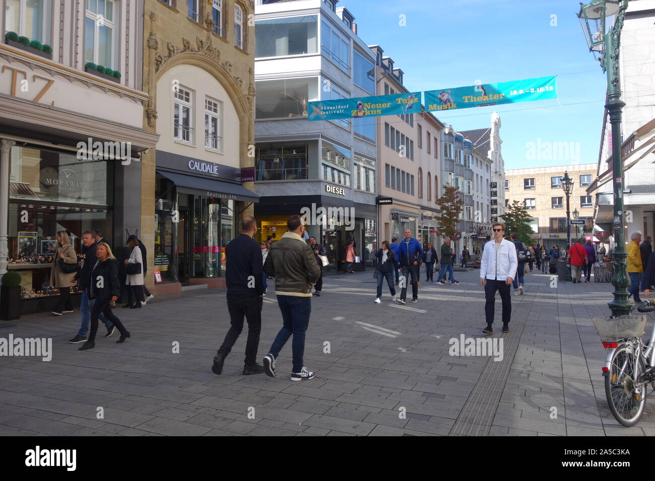 Gli amanti dello shopping sulla trafficata Mittelstrasse a Dusseldorf, una delle principali aree dello shopping della citta'. Foto Stock