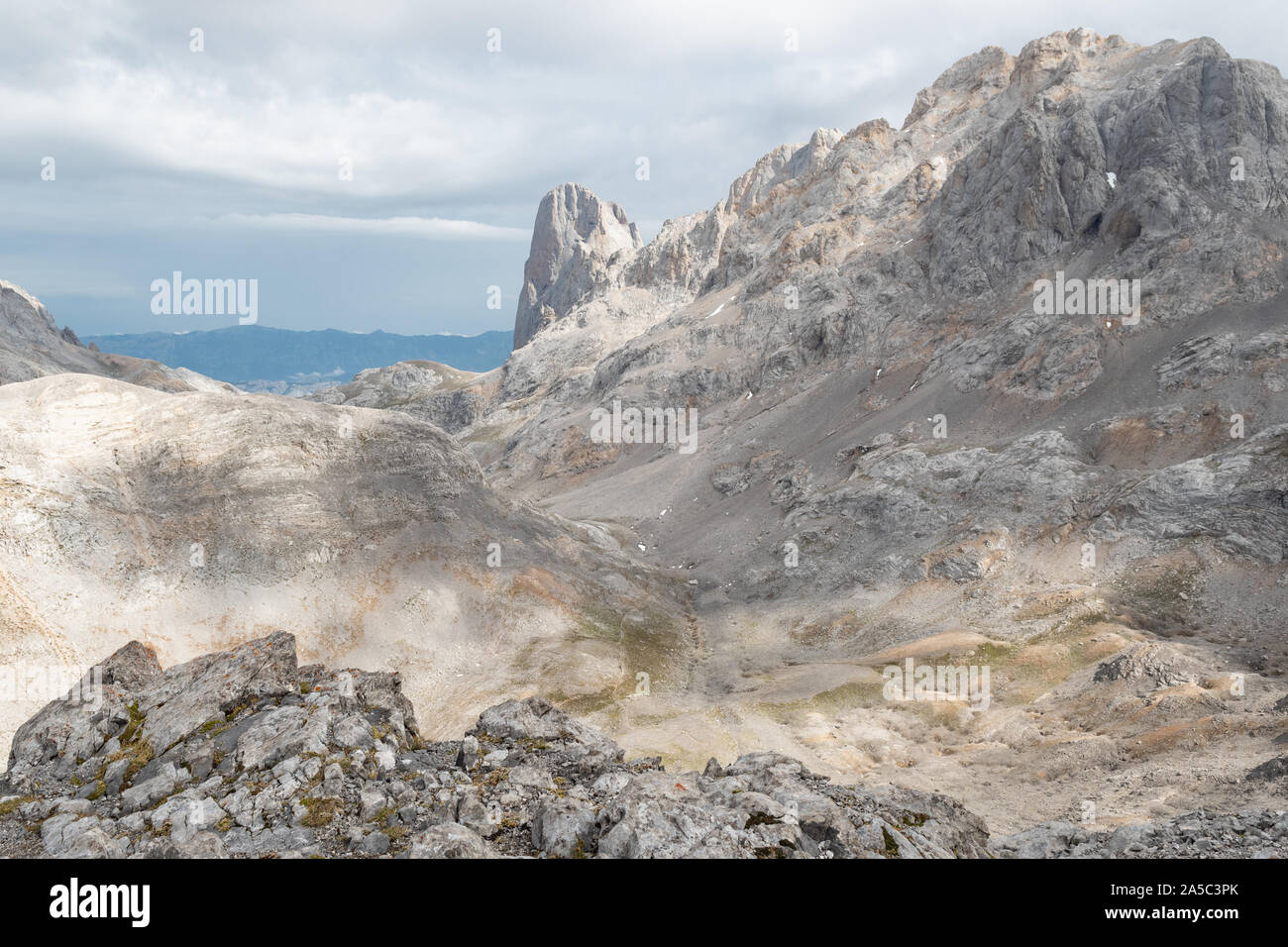 Picu Urriellu o Naranjo de Bulnes picco di calcare nel Parco Nazionale Picos de Europa come si vede dal rosso Horcados Viewpoint, nel nord della Spagna, Europa Foto Stock