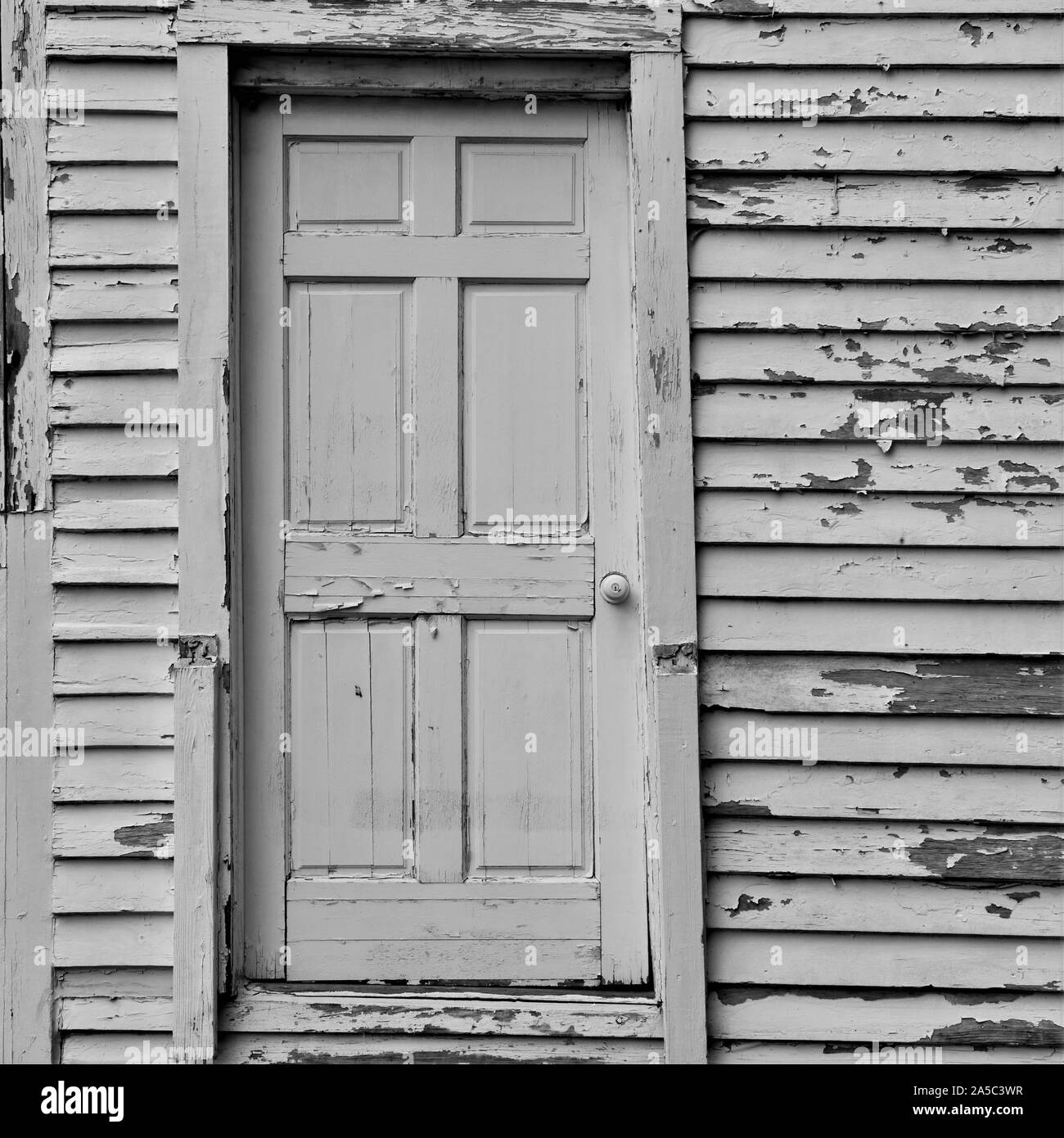 Una vecchia chiesa fatiscente si trova abbandonato in un lotto vacante. Foto Stock