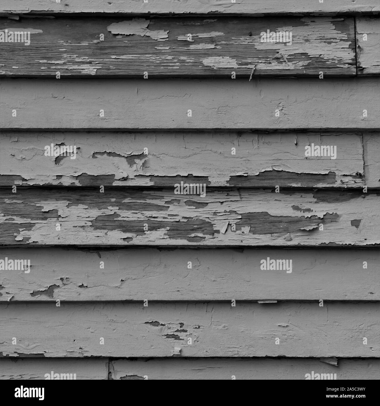 Una vecchia chiesa fatiscente si trova abbandonato in un lotto vacante. Foto Stock