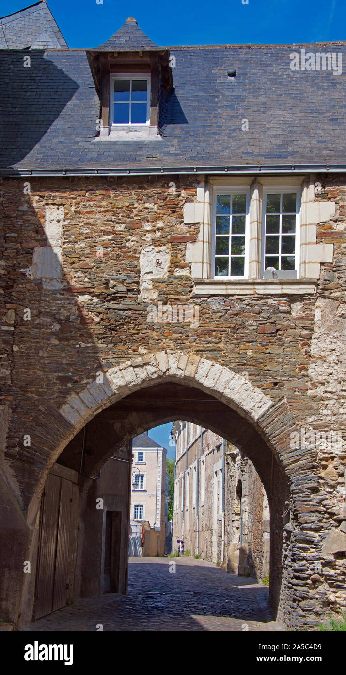 Una stretta viuzza con edificio arcuato Angers Maine-et-Loire Francia Foto Stock