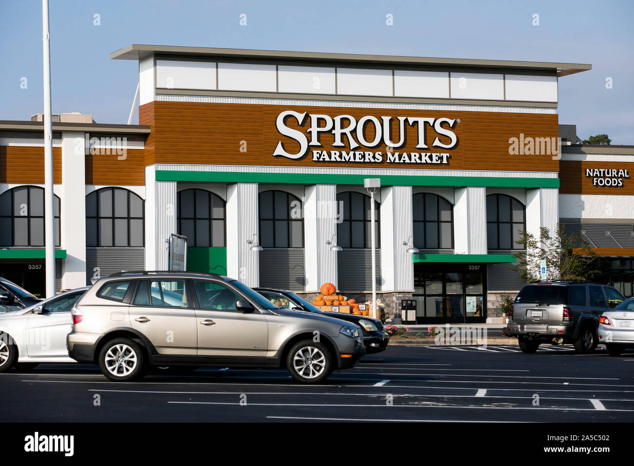 Un logo segno esterno di una germogli Farmers Market negozi di alimentari al dettaglio alla posizione dello store in Greensboro, Nord Carolina il 15 settembre 2019. Foto Stock