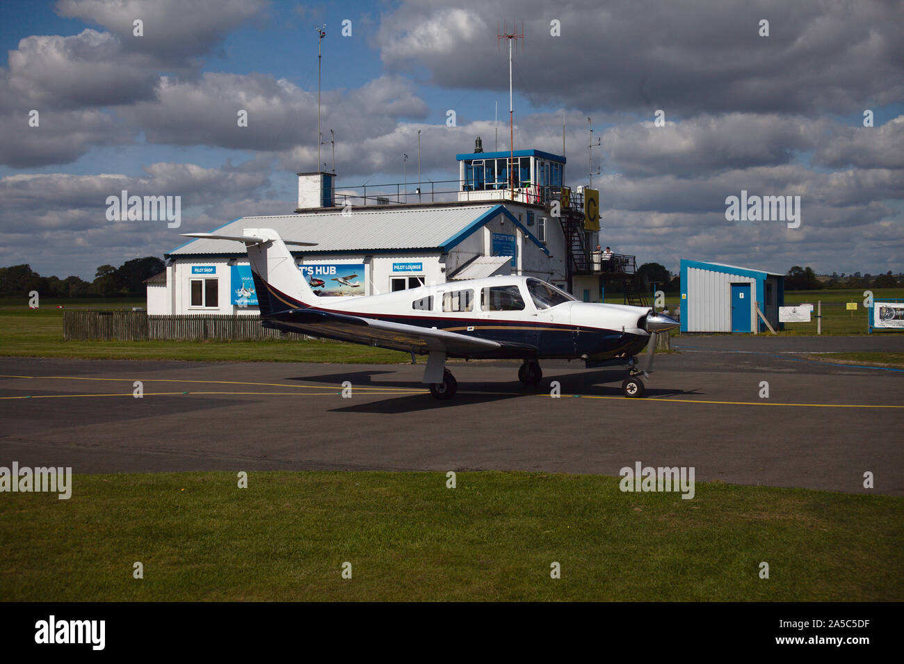 Luce di rullaggio degli aeromobili in prossimità della torre di controllo. Wolverhampton Halfpenny Green Airport Foto Stock