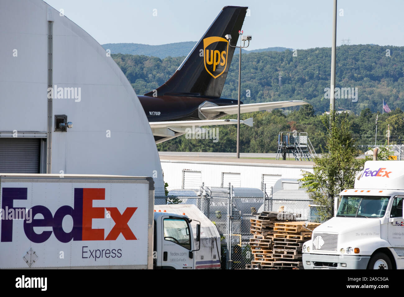 FedEx Express Freight camion e un UPS (United Parcel Service) Compagnie aeree Airbus A300 cargo aereo di Roanoke, Virginia, il 15 settembre 2019. Foto Stock